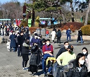 '포근한 휴일' 오랜만에 나들이 나온 시민들