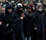 '뿔 모자 시위대'러시아에도 등장.."푸틴 물러나라"