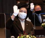 盧대통령 찾은 박영선 "대한민국은 문재인 보유국"
