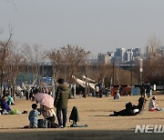 '날씨 좋다' 한강공원에 돗자리 펴고..