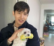 최강창민, ♥︎아내와 본가 갔나..세상 다정하게 반려견 쓰담쓰담[★SHOT!]