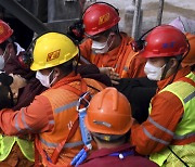 매몰 2주 만의 기적 中금광 광부 11명 구조, 10명은 생사 미확인