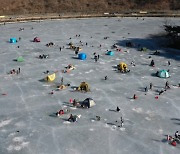 [사진] 얼음 낚시터 모인 나들이객