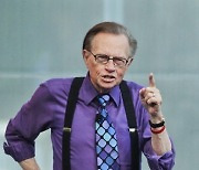 (FILE) PORTUGAL PEOPLE OBIT LARRY KING