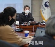 [포토] 기자간담회 갖는 이인영 장관