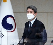[포토] 기자간담회 참석하는 통일부장관