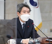 [포토] 통일부 출입기자단 간담회하는 이인영 장관