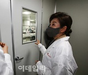[포토]'코로나19 백신 개발 연구소 찾은 나경원 전 의원'