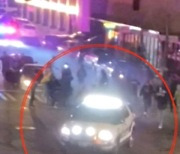 미 군중 향해 돌진한 경찰차.."실수로 가속페달"|뉴스브리핑