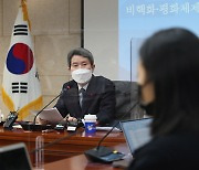 취재진 바라보는 이인영 통일부 장관