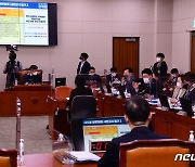 박범계 '사시생 폭행 의혹' 질의하는 장제원 의원