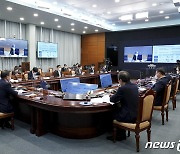 '복지·식약·질병' 3개 기관 PPT 업무보고 "검사+백신+치료 3박자"(종합)