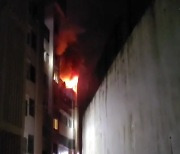 전남 순천 아파트 6층에서 불..1명 추락·20명 대피