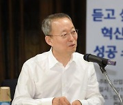 검찰, 백운규 소환 '원전 경제성 평가 조작' 의혹 추궁