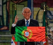 바다 빠진 여성 직접 구했던 70대 포르투갈 대통령, 재선 성공
