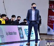 [벤치명암] '1쿼터 13-33'로 내준 이상민 감독 "제대로 해보지도 못하고 패배"