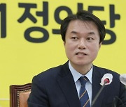 '성추행 사퇴' 김종철, 피소 안 돼도 경찰수사는 불가피