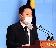 민주당 "젠더이슈 앞장서온 정의당..김종철 성추행, 충격 넘어 경악"