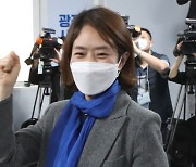 고민정 "아직도 막말정치" vs 오신환 "어떻게 靑 대변인했는지 답답"