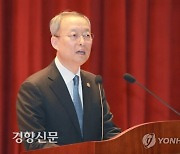 백운규 전 산업부 장관 '월성원전 의혹' 피의자 신분 검찰 출석