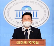 "김종철 성추행 경악" 민주당 논평에.."자격있나" 반응 싸늘