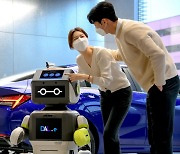 "마스크 착용해주세요!"..AI 로봇 '달이', 현대차 전시장서 고객응대