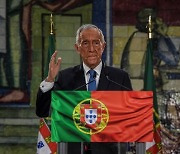 '셀카'찍는 70대 포르투갈 대통령..재선 성공