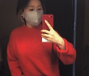 '싱어게인' 47호 가수 요아리, 빨간색 니트+폰으로 스타일 완성 [SNS★컷]