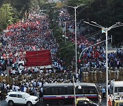 뭄바이에 모인 수천 명의 농민 시위대