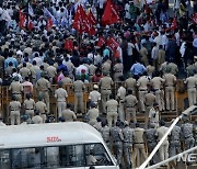 수천 명 농민 시위대와 대치한 인도 경찰