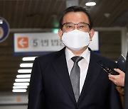 檢, 김학의 '불법출금' 논란..출입국 직원들 소환조사