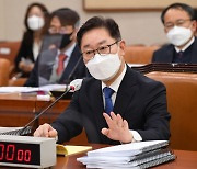 '박범계 옹호' 민주당 "고시생이 손가락 잘린 노동자냐"