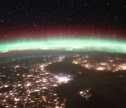 [지구를 보다] 오로라+대기광이 만든 장관..우주정거장서 본 몽환적 지구