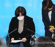 서울·부산시장 선거 앞두고..김종철 파문에 되살아난 '미투'
