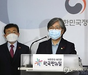 취재진 질문에 답하는 정은경 질병관리청장