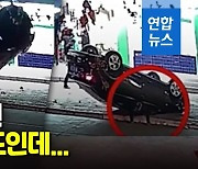 [영상] 중국서 거꾸로 뒤집힌 승용차 '아찔'..운전자는 비틀비틀