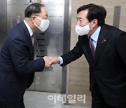 [포토]인사 나누는 홍남기 부총리-김기문 회장