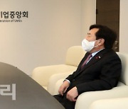 [포토]환담 나누는 홍남기 부총리-김기문 회장