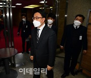 [포토]'김종인 비대위원장실 들어가는 김진욱 공수처장'