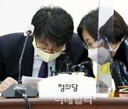 [포토]정의당 정략협의회, '대화하는 김윤기-박인숙'