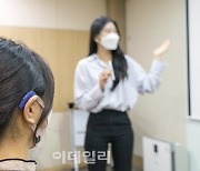 [포토]포낙보청기, 보청기 착용자 위한 무선 송신기  '로저펜 iN' 시연