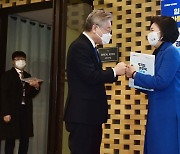 박영선 전 장관과 인사 나누는 이재명 경기지사