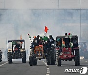 농업 개혁법에 인도 농민 화났다..트랙터 15만대 시위
