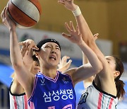 [포토]삼성생명 김한비, 힘겨운 슛