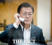 문 대통령, 中 시진핑과 정상통화..'인적·경제 교류' 활성화 약속