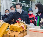 [포토]채현일 영등포구청장 설맞이 전통시장 방문 제수용품 구매