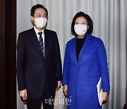 <포토> 경기도 기본주택 토론회서 만난 박영선·우상호