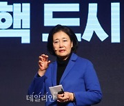 '박원순 성비위' 일언반구 없던 박영선 출마선언..野 후보들 '십자포화'