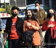 "뉴델리, 집단면역 형성 조짐 보인다..일부 주민 절반 항체 발견"