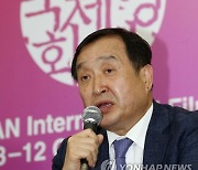 전양준 부산국제영화제 집행위원장, 25년 만 사임